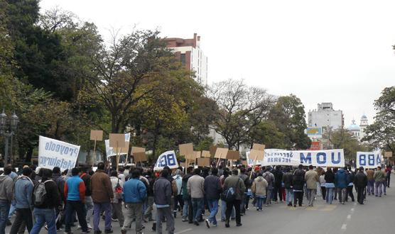 Marcharon por el microcentro tucumano reclamando lo que creen justo