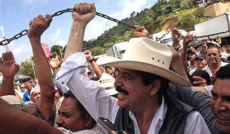 Zelaya levanta las cadenas en retén fronterizo   