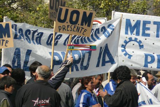 Con una ruidosa manifestación que incluía hasta una matraca la UOM pide recomposición salarial