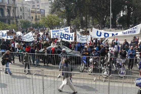 Al rededor de 100 personas se concentraron en plazaI ndependencia