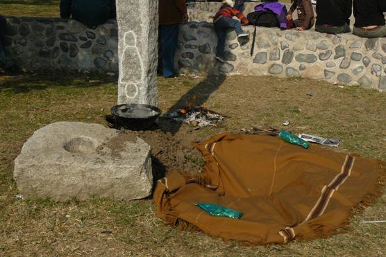 Lugar del ritual, bajo el poncho estaba el pozo para alimentar a la Pachamama