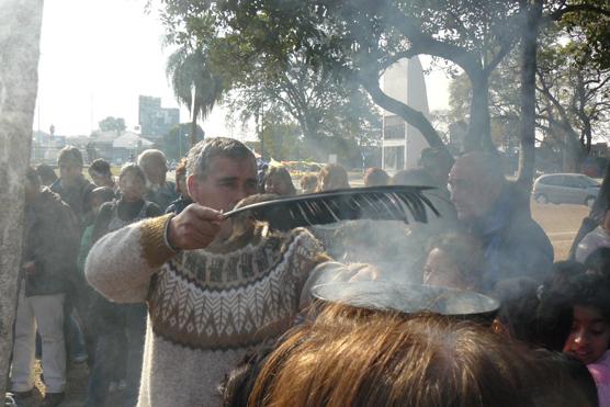 Antes de darle las ofrendas a la Tierra, Juan Yapura de la fundación Yuyay sahumo a los presentes para dar prosperidad y salud