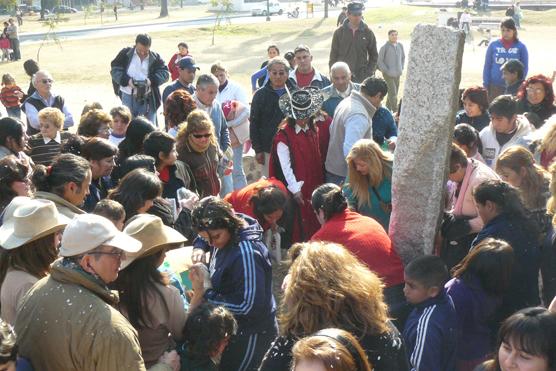 Inmediatamente después la gente sió sus ofrendas a la Pachamama, mientras papel picado les caía ensima