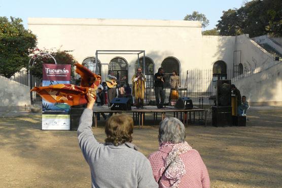 Yapura criticó el haber dado dinero de ofrenda ya que es sólo un papel con carencia de espiritualidad, pero la fiesta continuó