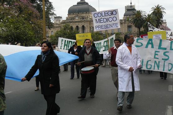 Marcharon al rededor de plaza Independencia, piden recomposición salarial y mejoras laborales