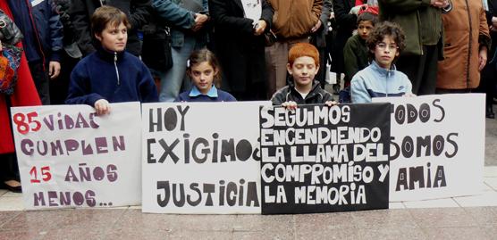 Viernes | Se hizo un homenaje a las víctimas del atentado a la AMIA y se pidió justicia