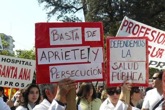 Piden mejoras laborales, pase a planta permanente de los empleados contratados y aumento salarial