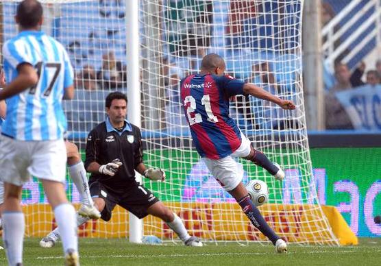 Pablo Pintos anota el tercer gol de San Lorenzo