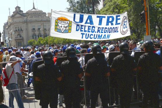 "El gobierno convoque a reunión a los trabajadores y empresarios para generar políticas laborale", dijo Pelasio