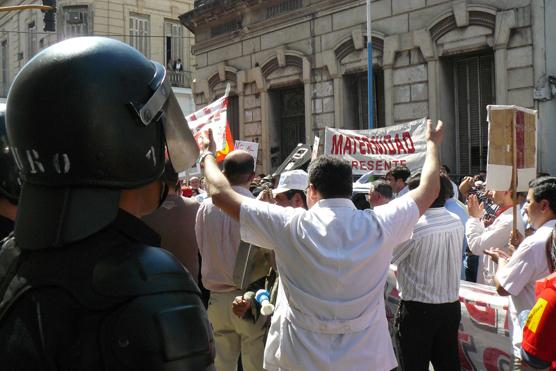 Un cordón policial custodió toda la marcha