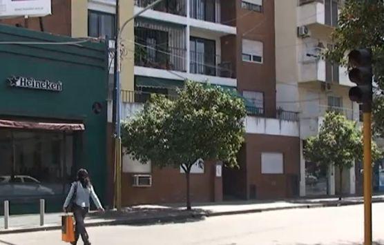 El edificio de donde cayó la bebé