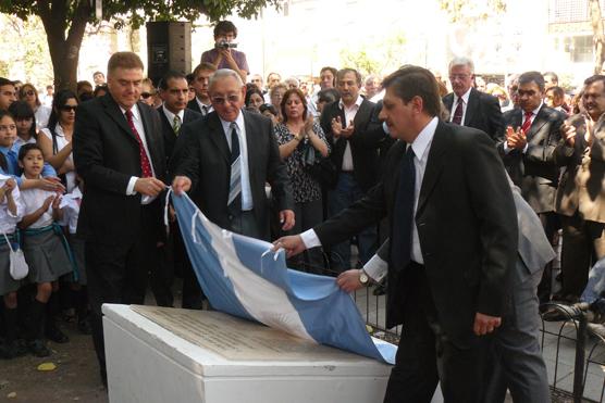 Viernes | Se colocó una placa en homenaje a los desaparecidos de Tucumán en Plaza Independencia