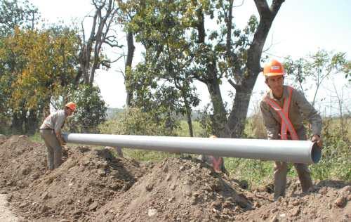 Operarios de la SAT apresuran la instalación de caños    