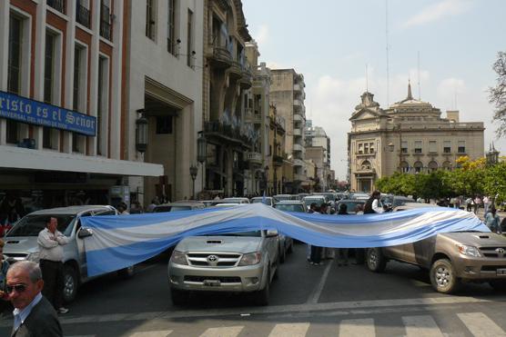 junto al campo con sus camionetas presente