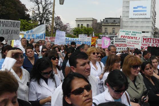 Una multitud esperando la respuesta de la reunión y pidiendo por lo que creen justo