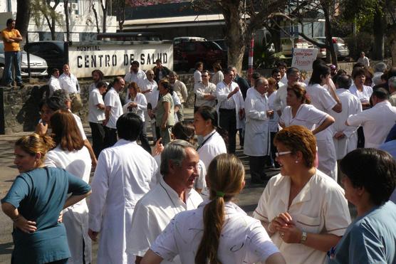 Martes | Los trabajadores de la salud hicieron un abrazo simbólico y panfletada dependiendo el hospital