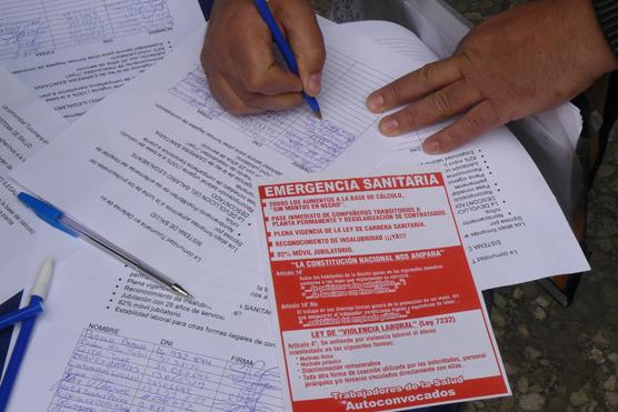 Los volantes se repartía mientras la gente se adhería a la protesta