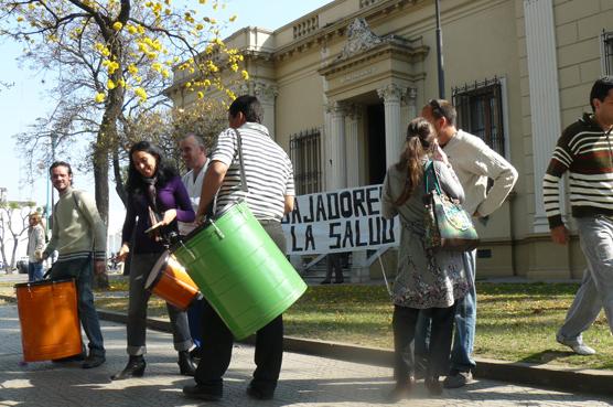 Desde las 10 de la mañana de ayer los autoconvocados de la salud se reunieron con el gobierno en el arzobispado