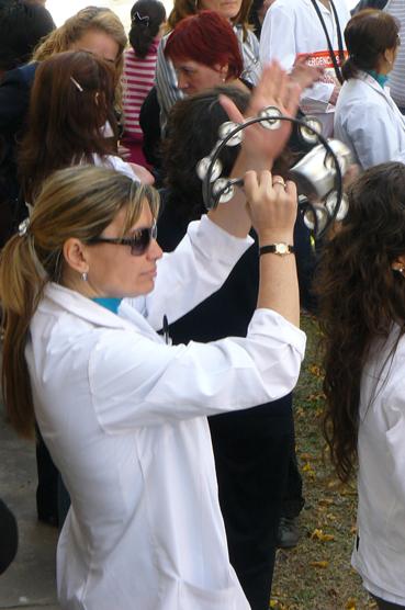 Afuera un grupo de trabajadores de la salud esperaba la respuesta del ejecutivo haciendose sentir