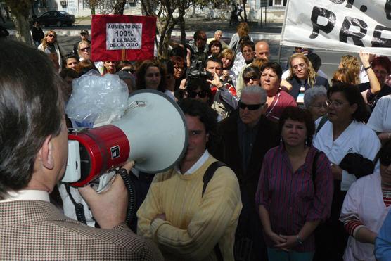 Representante informando las propuestas de ejecutivo y ratificando la huelga para mañana en Plaza Independencia a hs.11 