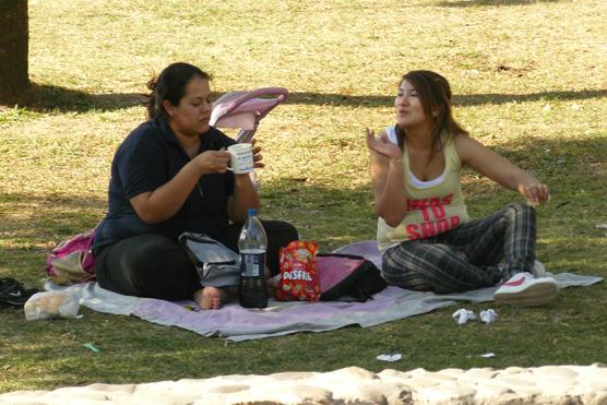 Caminanado por el parque era común encontrarse con gente haciendo el tradicional picnic del día de la primavera