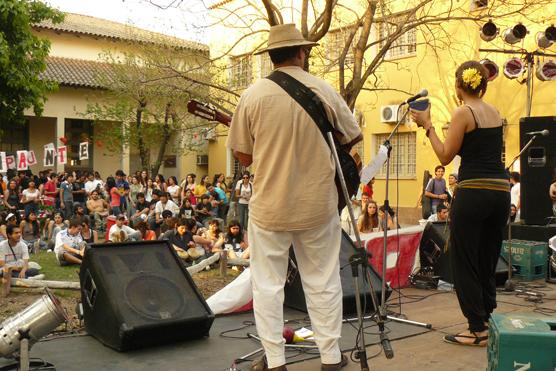 En la Facultad de Filosofía y Letras tambien tocaron bandas y los universitarios festejaron su día