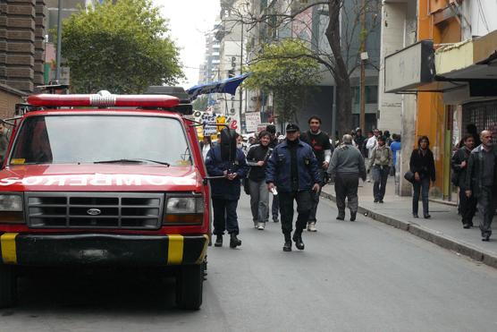 Otros oficiales mas acompañaron el marchar de los trabajadores