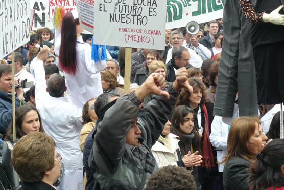 Claro gesto cuando se nombró al gobernador