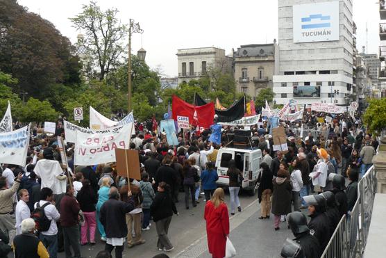 Masiva movilización, recorrieron el microcentro con sus cantos, pidiendo lo justo