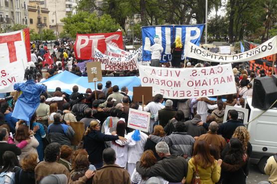 Abrazados culminaron la jornada de protesta cantando el Himno Nacional