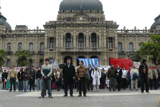 A diferencia de todas las protestas anteriores el Himno se cantó de espalda al palacio de Gobierno