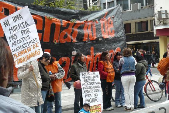 Lunes | Diferentes organizaciones reclamaron educacion sexual y aborto legal para no morir