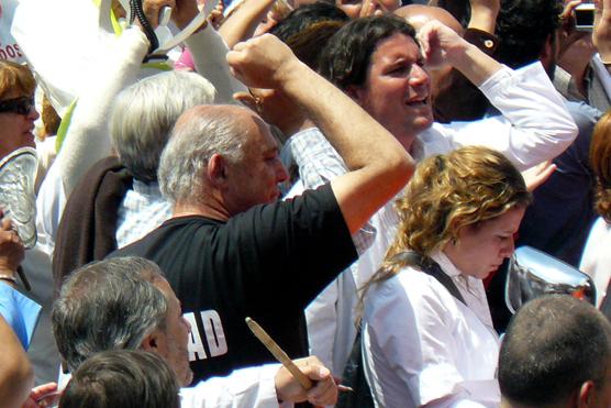 Cantos de repudio al Gobernador y Ministro de salud