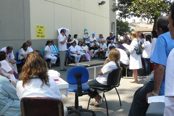 Atendieron los pacientes en la vereda y luego hicieron asamblea