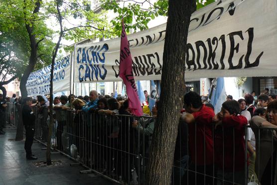 Una muchedumbre estaba fuera del Consejo Deliberante apoyando a 