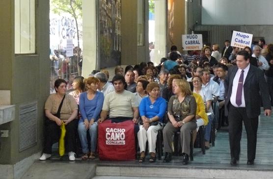 Ya adentro en los pasillos también los seguidores estaban expectantes de los sucesos