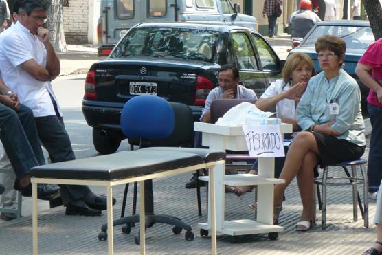 Los trabajadores de la salud pusieron sus consultorios en la calle