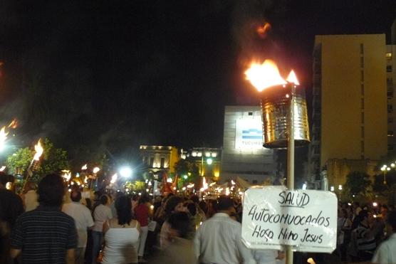 Las antorchas de la salud iluminaron la cálida noche tucumana