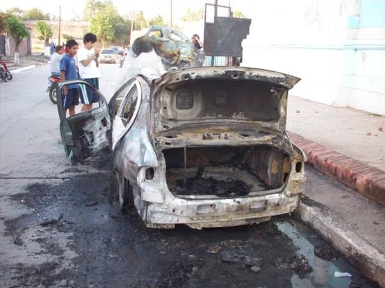 Familiares y compañeros de las víctima prendieron fuego al auto