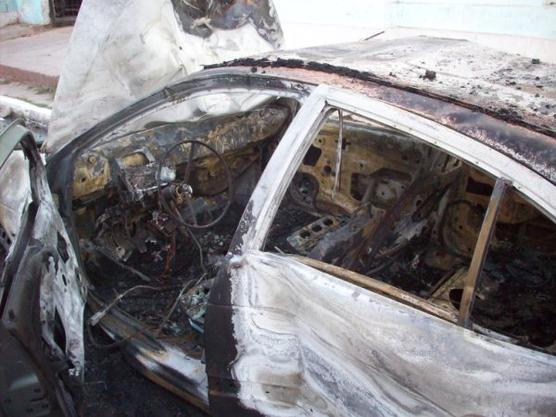 Familiares y compañeros de las víctimas incendiaron el auto del crimen