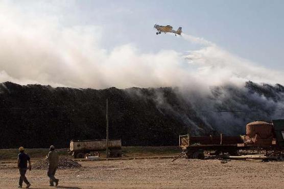 El avión hidrante trata de apagar el incendio