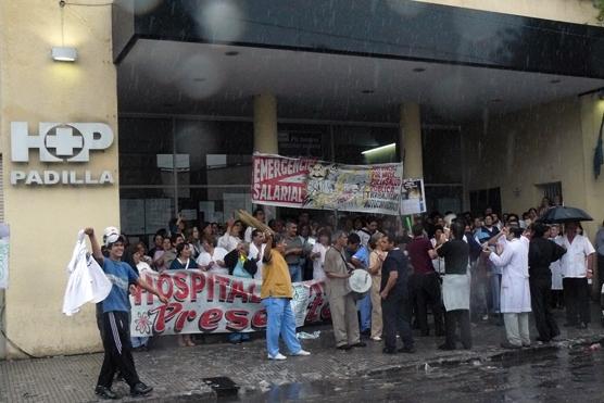 Las protestas de los autoconvocados se extendieron en las puertas de todos los hospitales