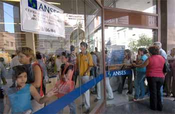 Largas colas en el Anses