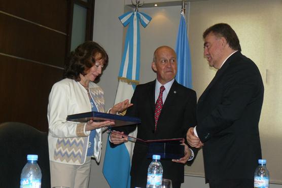 Amaya y el embajador de Guatemala intercambian regalos