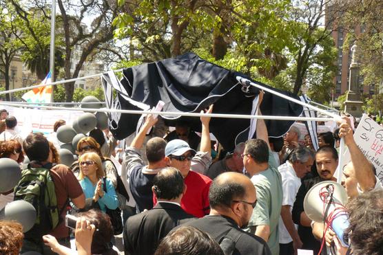 Al querer instalar una carpa en la plaza la policía se los impidió, al igual que cuando quisieron cerrar los hospitales