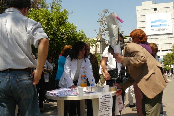 También juntaron firmas en apoyo a la lucha de la salud