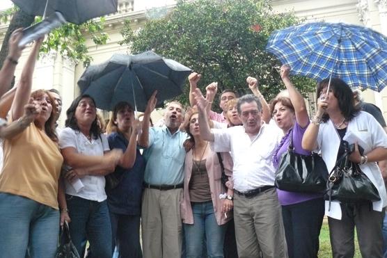 Finalmente ayer se llegó a un acuerdo y los trabajadores de la salud  volveran a atender al pueblo