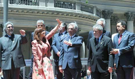 Los mandatarios en la foto de familia     