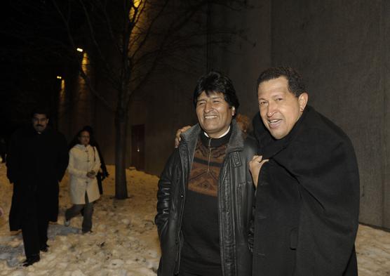 Morales y Chávez corren en la nieve después del mitin con los movimientos sociales de Copenhague