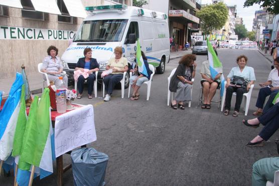 Trabajadores de la Asistencia Pública cortan calle Chacabuco